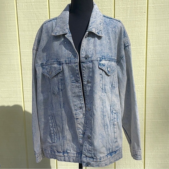 light wash denim jacket - Picture 2 of 6